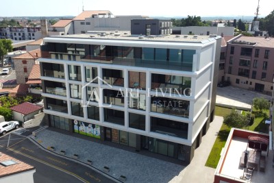 Umag, edinstveno moderno dvosobno stanovanje v središču mesta, 30 m od morja