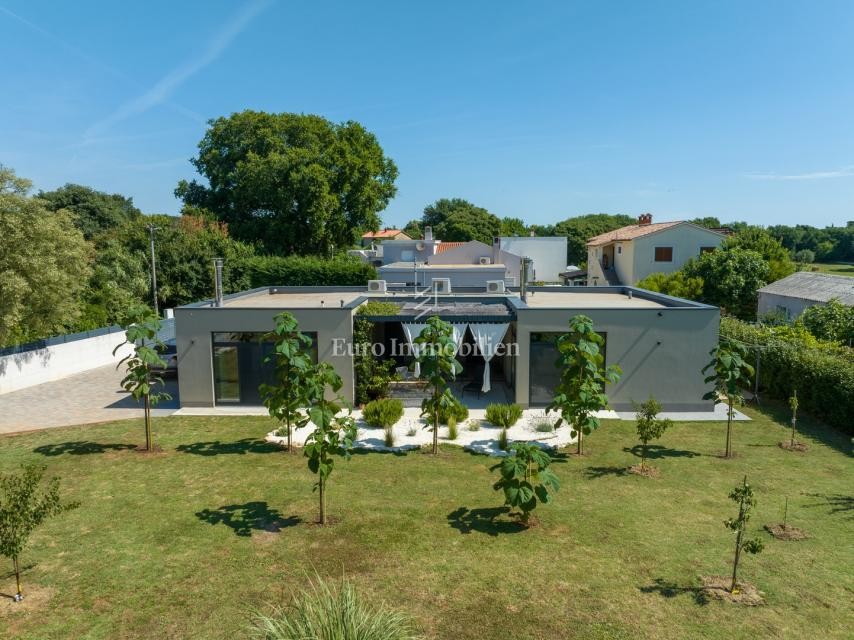 Neubau in Šišan – Zwei Wohnungen, ein großes Grundstück