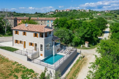 Haus mit Schwimmbad in der Nähe von Buje