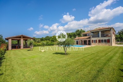 Čudovita kamnita vila z velikim vrtom