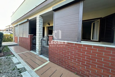 Wohnung zur Renovierung, nur 150 Meter vom Meer entfernt im Zentrum von Novigrad