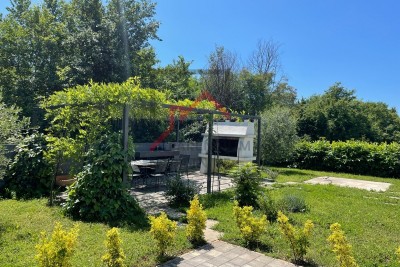 Moderna hiša z vrtom, 5 km od Poreča - mirna lokacija, zadnja v vrsti