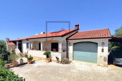 Prizemnica sa 2 spavaće sobe, bazenom i garažom, na mirnoj lokaciji nedaleko od Poreča