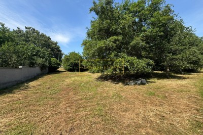 Baugrundstück 1037 m² am Rand der Zone in Poreč – 3 km vom Zentrum und 2 km von den Stränden entfernt