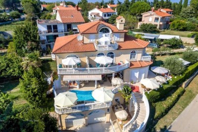Kuća s apartmanima i bazenom u Premanturi – pogled na more!
