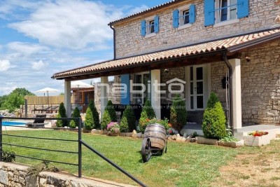 Poreč - Obnovljena istrska kamnita hiša z bazenom + 6000 m² zemljišča