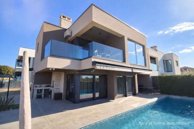 Exclusive  villa for sale in a prime location, just 500 m from the beach and 1.4 km from the center of Poreč