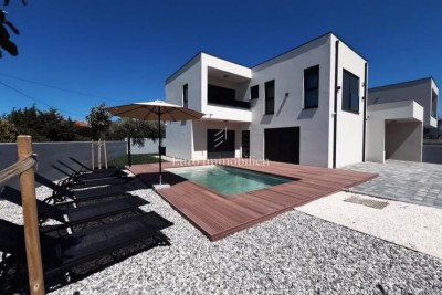 Casa moderna con piscina e garage – Pomer