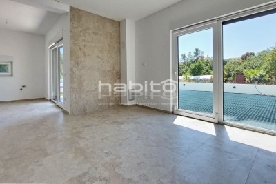 Istra, Poreč, novi stan površine 76 m2 s vrtom, 2 parkinga