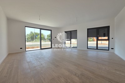 Zwei-Zimmer-Wohnung mit Garten in einem modernen Neubau in Umag