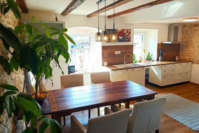 Dintorni di Svetvinčenat - Casa con edifici accessori regolarizzati