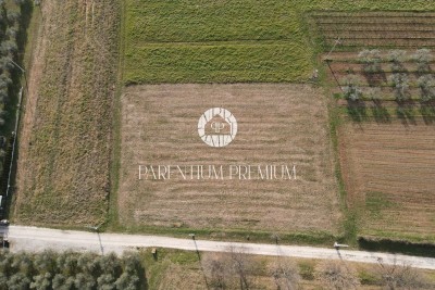 Building land 2 km from the sea and the city center