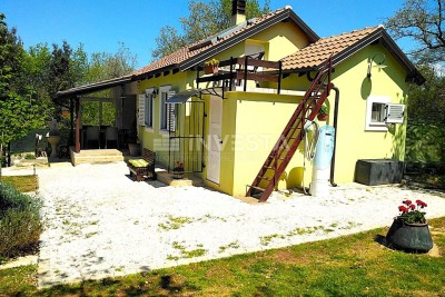 Peroj, samostojeća kuća sa velikom okućnicom