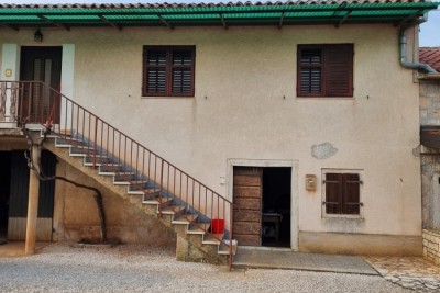 Centralna Istra, kuća u nizu sa gospodarskim objektom i okućnicom