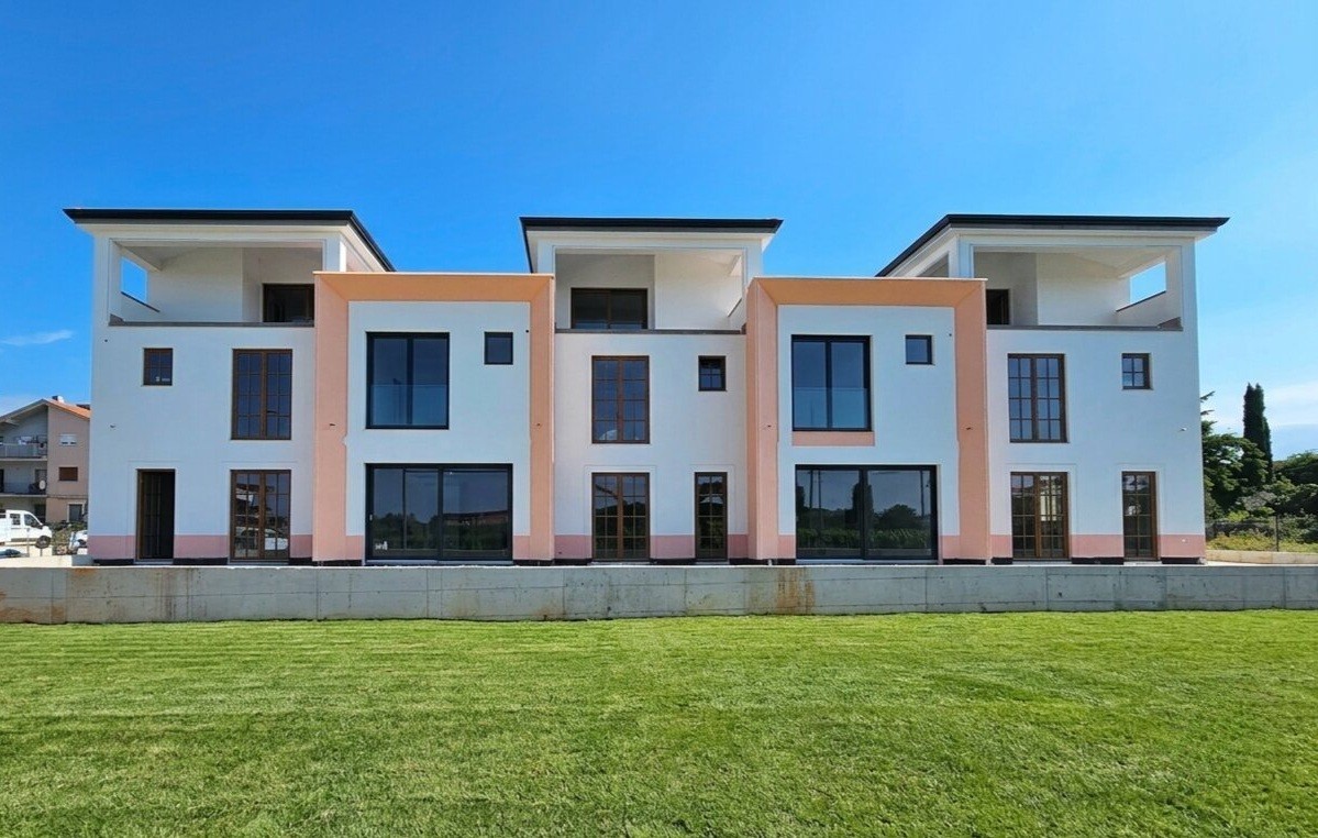 Haus in der Reihe bei Poreč