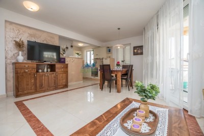 Poreč, stan  90m2 s pogledom na more! 700m do mora