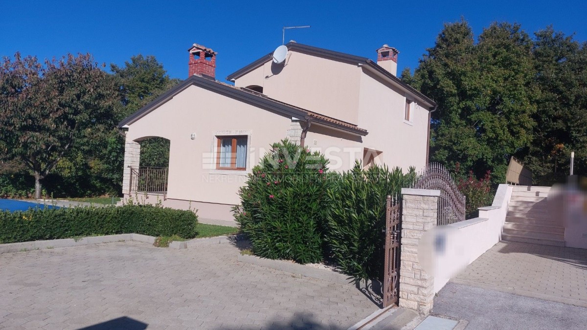 Haus mit Pool in ruhiger Lage