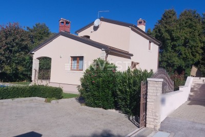 Casa con piscina in una zona tranquilla