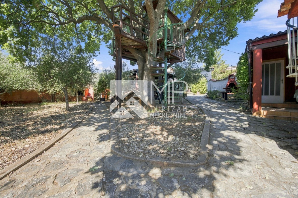 Einzigartiges Anwesen mit Meerblick – mehrere Häuser, Wohnungen, Baumhaus und großes Grundstück