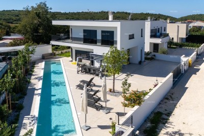Vendita - villa nuova, moderna ed esclusiva con piscina, Volme, Pula!