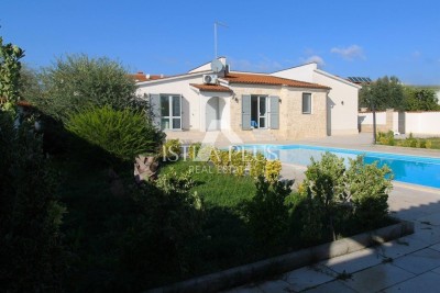 Mediterranes Einfamilienhaus mit Pool und Sommerküche 7 km von Poreč und dem Meer entfernt!!