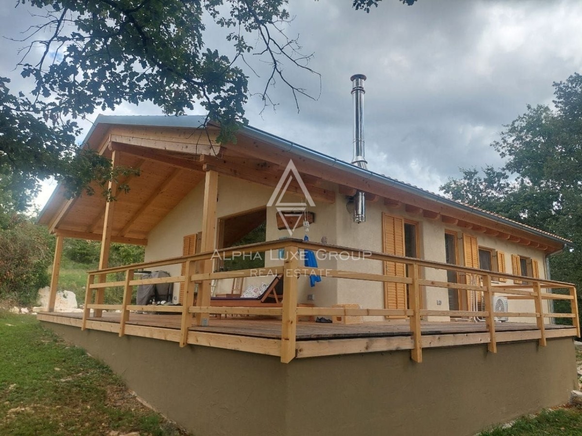 Istrien, Poreč: Holzhaus mit grossem grundstück