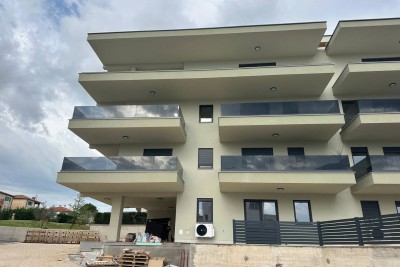 POREČ, PRODAJE SE STAN S TRI SPAVAĆE SOBE NA DRUGOM KATU, POGLED MORE, 1500 M OD MORA