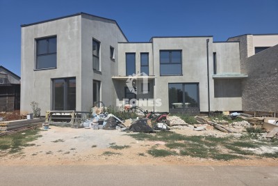 Charming semi-detached house with a swimming pool in the vicinity of Umag