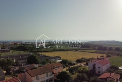 Novigrad - surroundings, attractive building plot 1.5 km from the city and the sea.