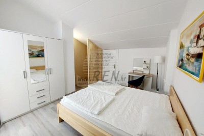 Apartman s galerijom - udoban drugi kat blizu mora