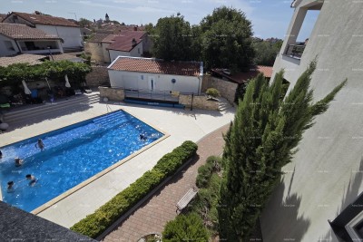 PEROJ, SCHÖNE WOHNUNG IN EINEM GEBÄUDE MIT GEMEINSCHAFTSPOOL