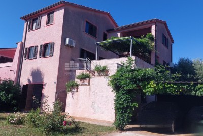 Semi-detached house with a large garden