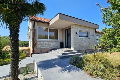 Istra, samostojeća kuća s bazenom i velikom okućnicom blizu Poreča
