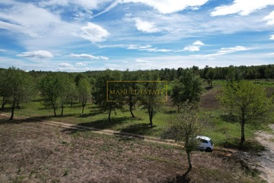 ATTRACTIVE BUILDING LAND IN THE SURROUNDINGS OF POREČ, ISTRIA!