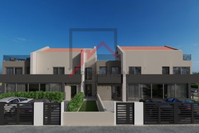 Istrien, Poreč – Doppelhaushälfte 600 Meter vom Meer entfernt - in Gebäude