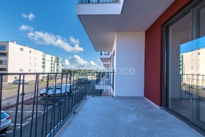 ISTRIA, Umago - appartamento con ampio balcone (10,22 m²), 1. piano, ASCENSORE!