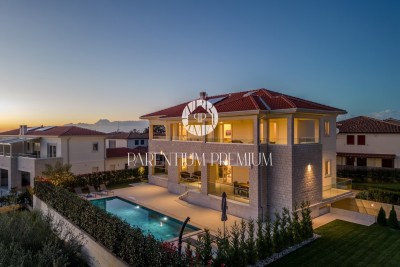 Luxusvilla mit Swimmingpool, Garage und Weinkeller, 1 km vom Meer entfernt