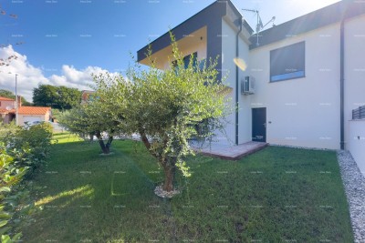 Medulin. Prodaje se dvojna vila sa bazenom i garažom