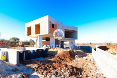 Nesvakidašnja dizajnerska kuća sa bazenom na idiličnoj lokaciji - u izgradnji