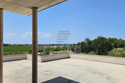 Hiša v tretji gradbeni fazi s pogledom na morje in veliko parcelo – Novigrad