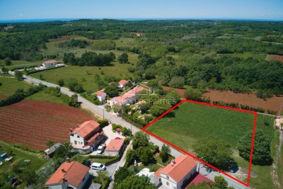 Terreno edificabile con possibilità di costruire 4 edifici residenziali.