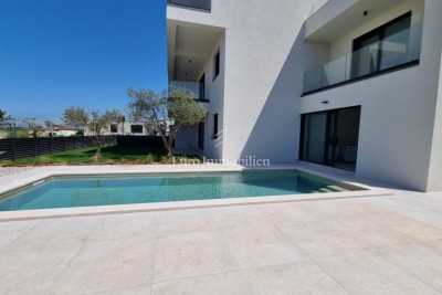 Poreč - trinadstropna hiša z bazenom, 1 km od morja