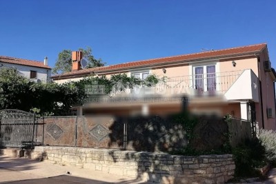 Momjan, Kuća sa 2 stambene jedinice i bazenom