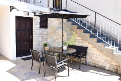 Poreč, širi centar, Stan i garsonjera u prizemlju manje zgrade, 400 m od mora