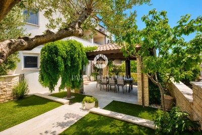 Novigrad, Wohnung mit drei Schlafzimmern und Garten 500 m vom Meer entfernt
