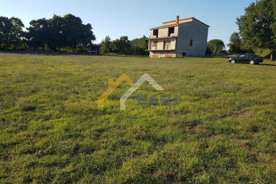 Bauland mit unfertigem Haus Šišan