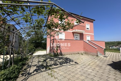 Einfamilienhaus mit Baugrundstück in Brtonigla