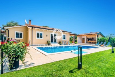 Ein wunderschönes einstöckiges Haus mit Swimmingpool und großem Garten