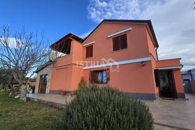 EXKLUSIV! Ein schönes Familienhaus, nur 4 km vom Zentrum von Poreč und dem Meer entfernt