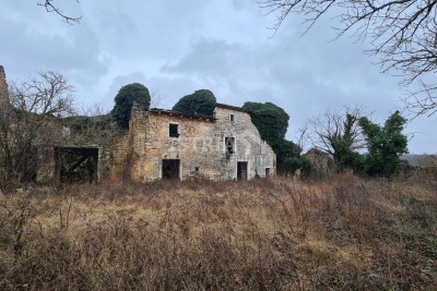 Bellissima proprietà con casa in pietra da adattare in posizione riservata